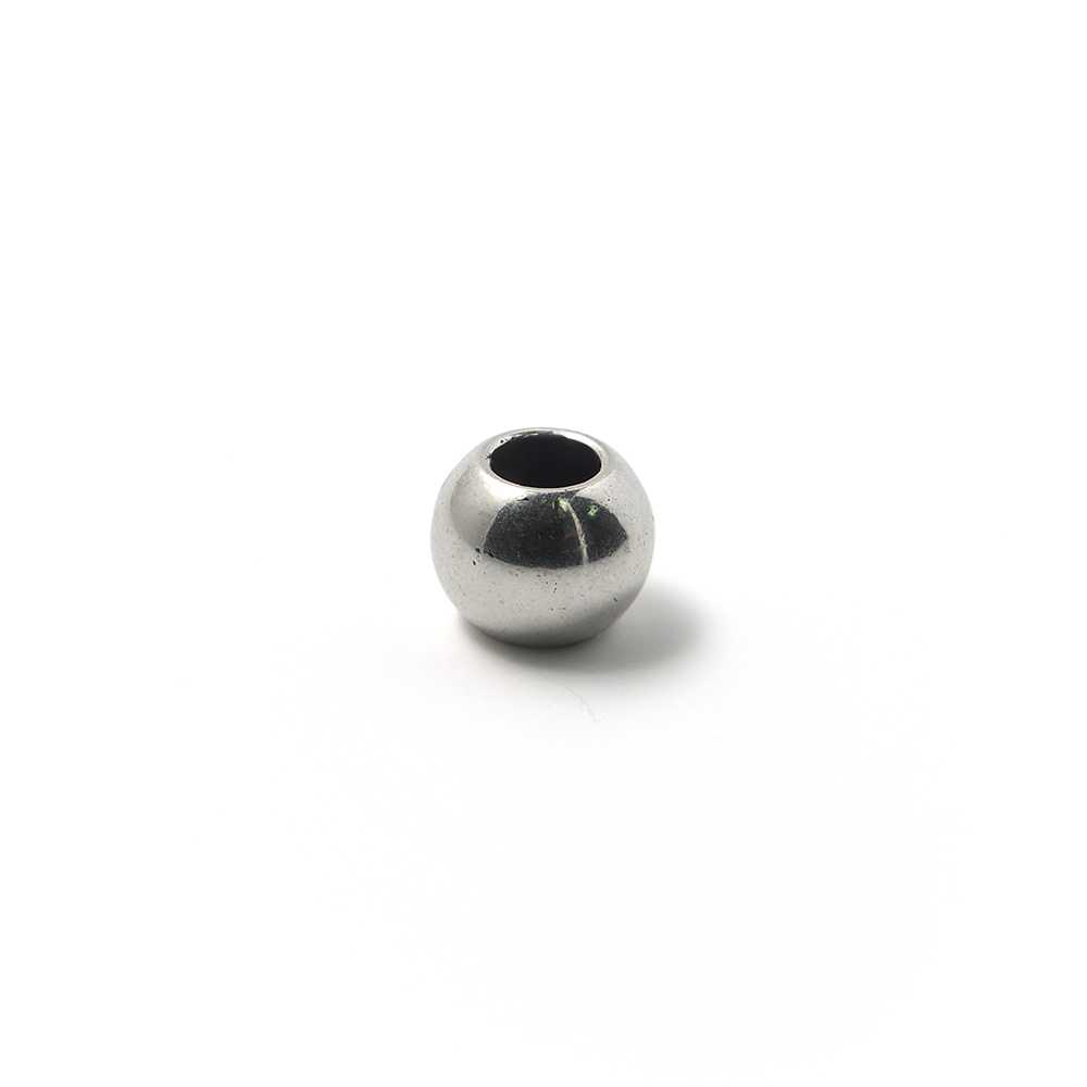 Bola mediana, de 10 mm de diámetro exterior, con un agujero pasante de 5 mm. Bañada en plata oxidada.