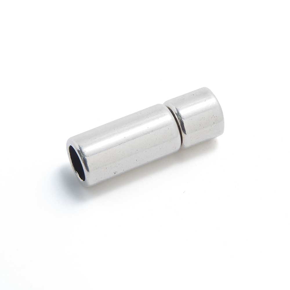 Cierre de presión cilindro, bañado en plata oxidada, con hueco para cuero de 5 mm. de diámetro.