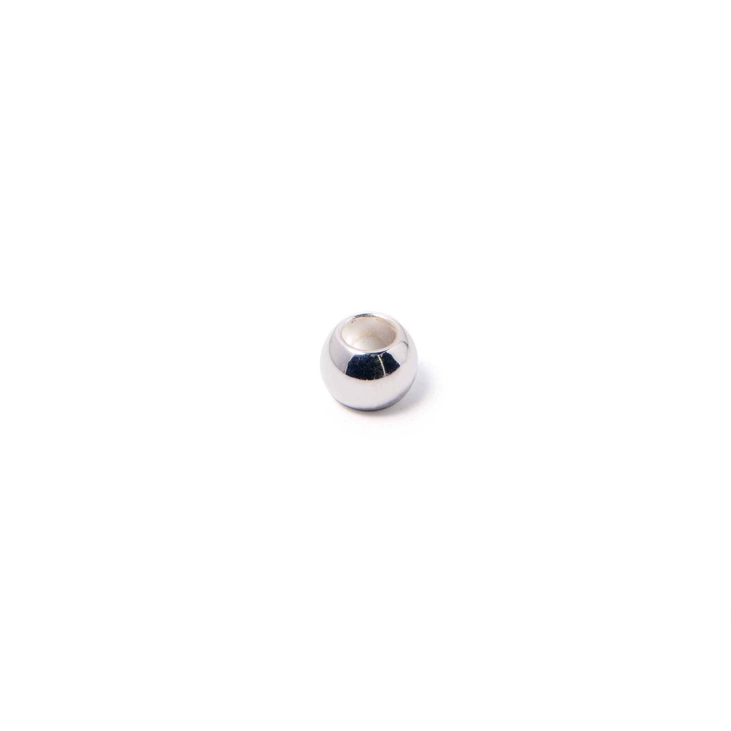 Bola pequeña, de 6 mm. de diámetro exterior, con un agujero pasante de 3 mm. Bañada en plata de ley.