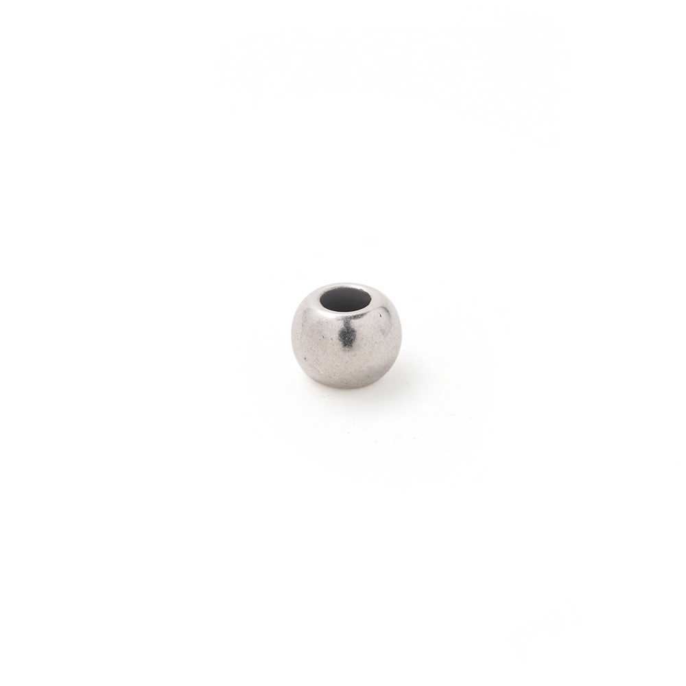 Bola pequeña, de 6 mm. de diámetro exterior, con un agujero pasante de 2.5mm. Bañada en plata de ley.