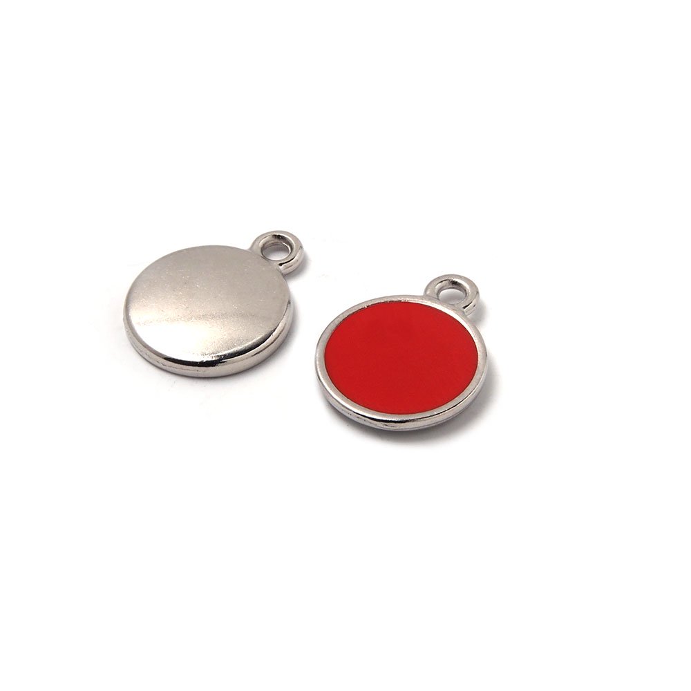 Medalla esmaltada de 12 mm. con anilla de 1.5 mm. de diámetro. Con baño plateado y con esmalte de color coral.