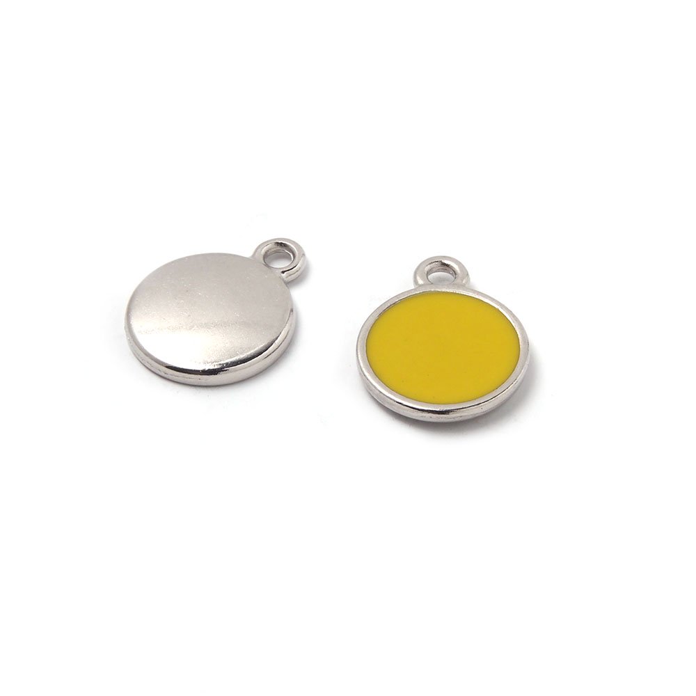 Medalla esmaltada de 12 mm. con anilla de 1.5 mm. de diámetro. Con baño plateado y con esmalte de color amarillo.