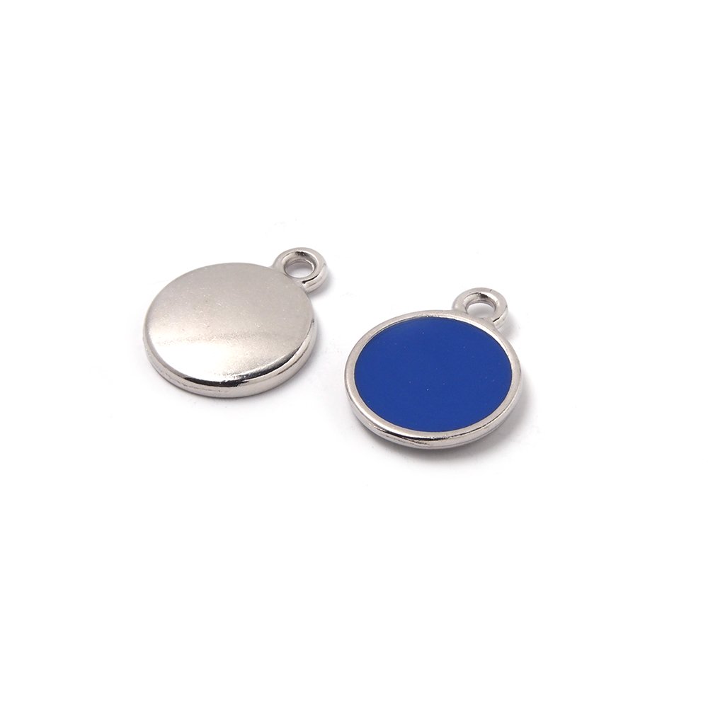 Medalla esmaltada de 12 mm. con anilla de 1.5 mm. de diámetro. Con baño plateado y con esmalte de color azul.