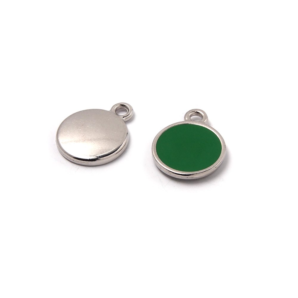 Medalla esmaltada de 12 mm. con anilla de 1.5 mm. de diámetro. Con baño plateado y con esmalte de color verde.