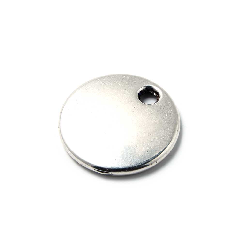 Abalorio Medalla redonda lisa para grabar de 22mm de diametro, con hueco de 3mm. de diámetro. Bañada en plata de ley oxidada.
