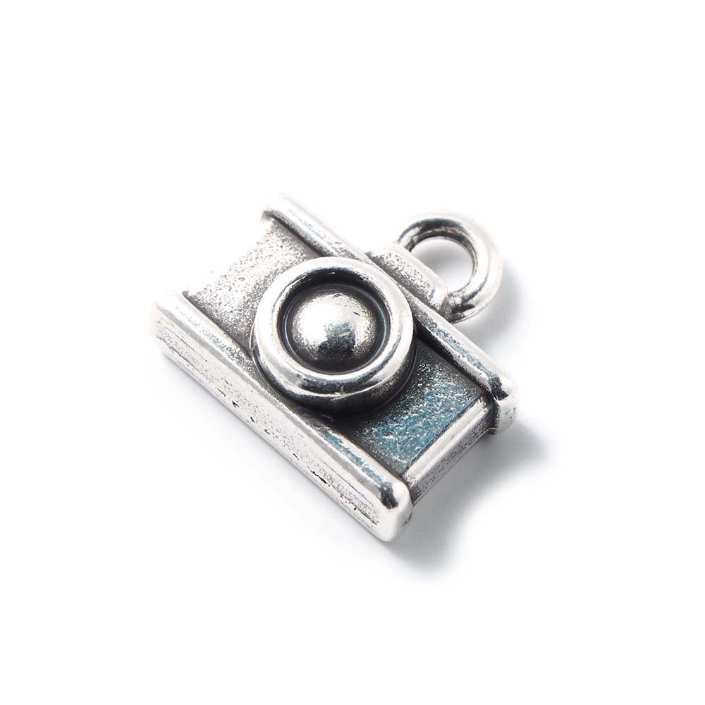 Abalorio colgante camara, con agujero para anilla de 2 mm. Bañado en plata de ley oxidada.